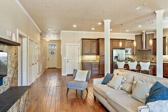 403 Briscoe Pl in Ashland, OR - Building Photo - Building Photo