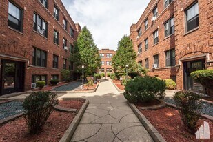622 W Cornelia Ave, Unit 2E in Chicago, IL - Building Photo