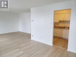 2 Orchard Heights Blvd in Aurora, ON - Building Photo - Building Photo