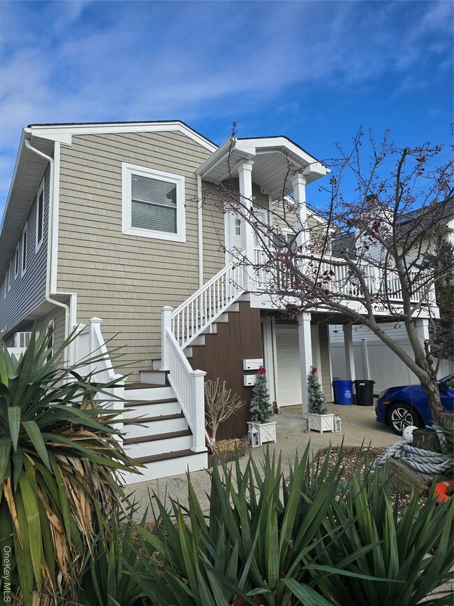 359 E Pine St in Long Beach, NY - Building Photo - Building Photo