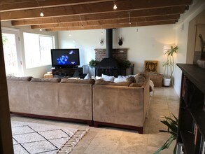 13902 Calvert St in Van Nuys, CA - Foto de edificio - Building Photo