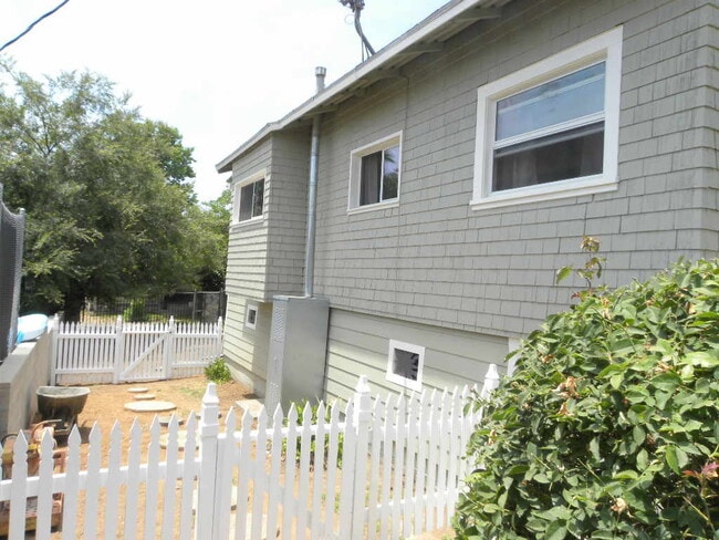 324 Vista Pl in Los Angeles, CA - Building Photo - Building Photo