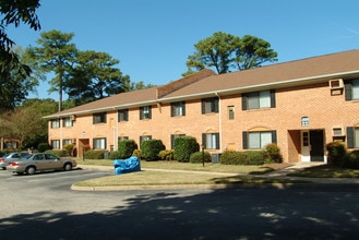 Bay Breeze Apartments - West in Virginia Beach, VA - Building Photo - Building Photo