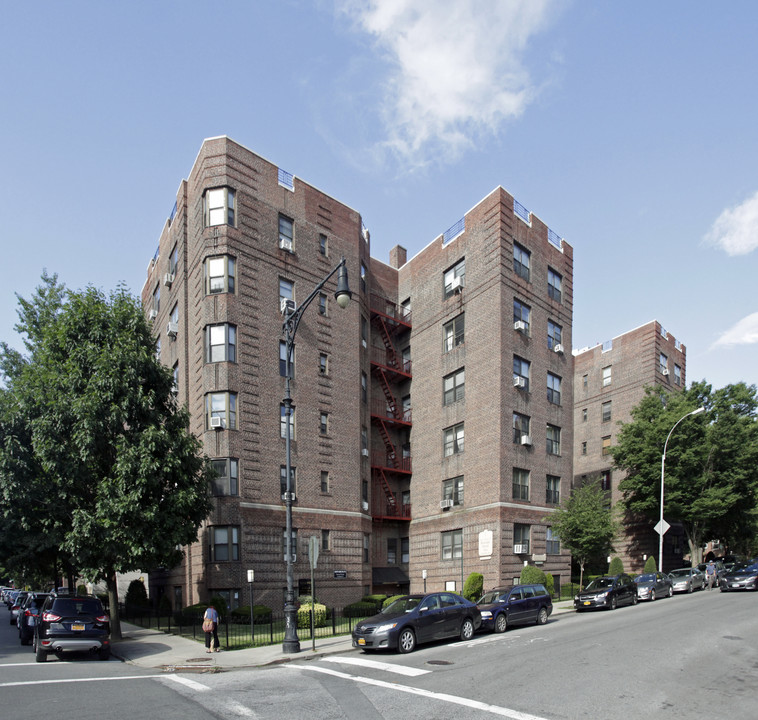 Carlton House in Bronx, NY - Building Photo