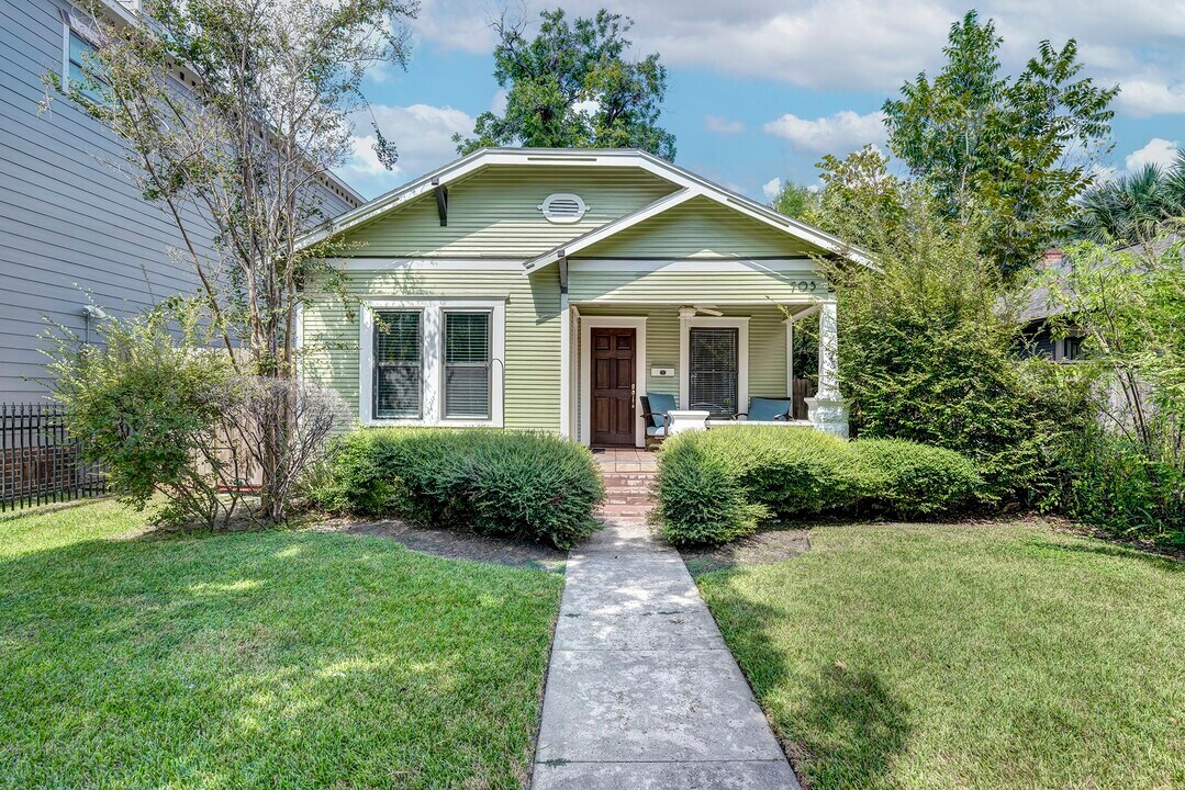 705 E 24th St in Houston, TX - Building Photo