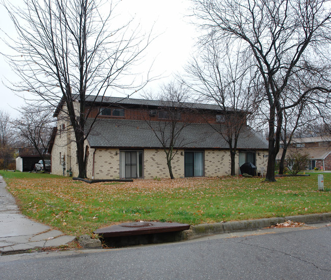 2040 Wolosyn Cir in Youngstown, OH - Foto de edificio - Building Photo