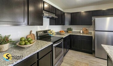 3849 Hollycrest St in Ft. Myers, FL - Foto de edificio - Building Photo