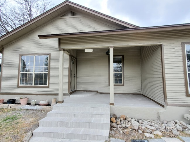 1923 W Poplar St in San Antonio, TX - Building Photo - Building Photo