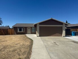 486 Colonial Cir in Vacaville, CA - Building Photo