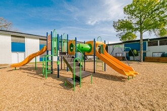 Zander Park in Irving, TX - Foto de edificio - Building Photo