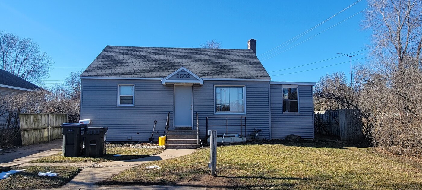 2502 State St in Eau Claire, WI - Building Photo