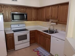 2 Forest Glen Cir, Unit # 18 in Middletown, CT - Foto de edificio - Building Photo