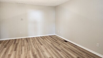 1090 Ann Lane, Unit 1090 in Harrisburg, OH - Building Photo - Building Photo