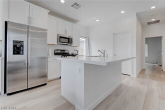 904 Kings Clf Ln in Las Vegas, NV - Building Photo - Building Photo