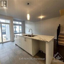 1013 Kijik Cres in Ottawa, ON - Building Photo - Building Photo