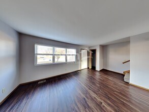 516 Powers Ct in Yorkville, IL - Building Photo - Building Photo