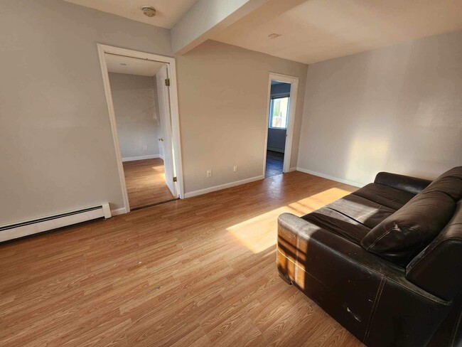 33 Country Greens Dr, Unit Apartment Two in Holtsville, NY - Building Photo - Building Photo