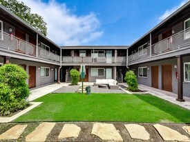 Links on Gaston in Dallas, TX - Building Photo