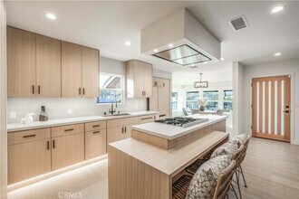 18848 Collins St in Los Angeles, CA - Building Photo - Building Photo