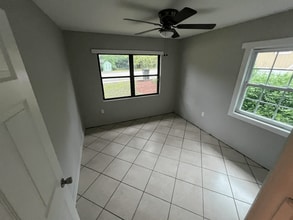 1240 Levy Ave in Tallahassee, FL - Foto de edificio - Building Photo