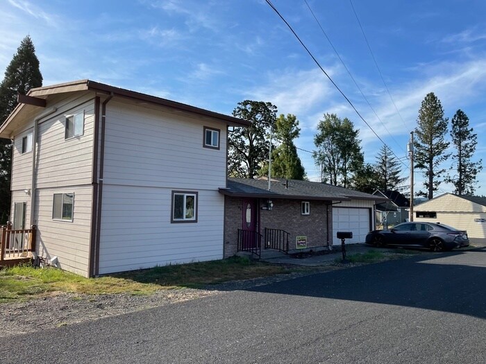 100 Community Dr in Silverlake, WA - Building Photo