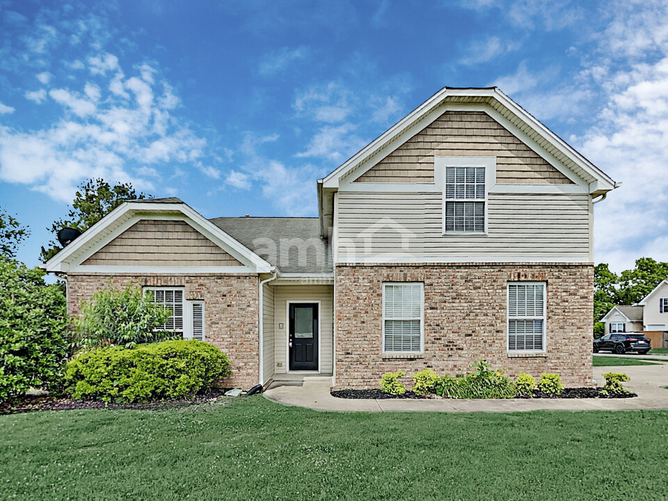 1001 Mallory Ln in Spring Hill, TN - Building Photo