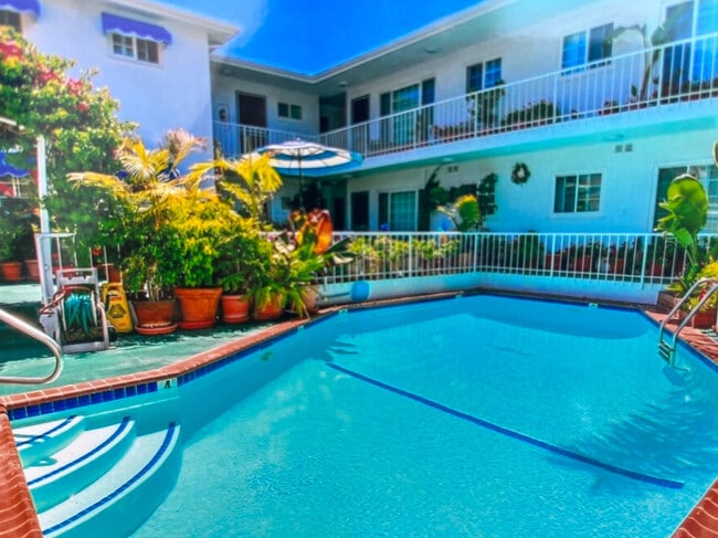 8576 Holloway Dr in West Hollywood, CA - Foto de edificio - Building Photo