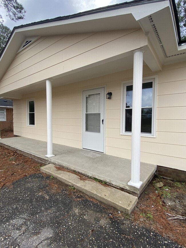 4935 Walnut Dr in Fayetteville, NC - Foto de edificio - Building Photo