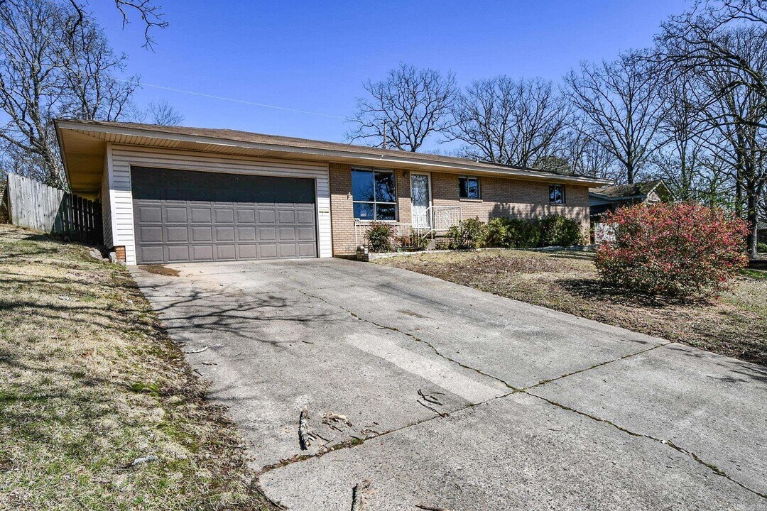1331 Starfield Rd in North Little Rock, AR - Building Photo