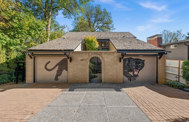 property at 4470 Lakeview Blvd