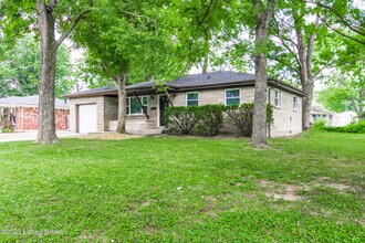 2215 Cavalier Dr in Louisville, KY - Building Photo - Building Photo