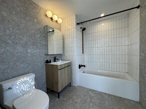 128 Montrose Ave, Unit 501 in Brooklyn, NY - Building Photo - Building Photo