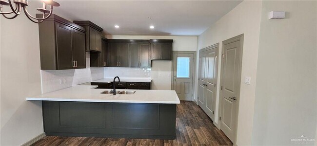 4700 W Huckleberry St in Edinburg, TX - Building Photo - Building Photo