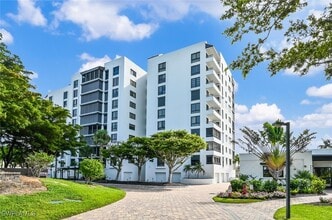 2400 Gulf Shore Blvd N in Naples, FL - Building Photo - Building Photo