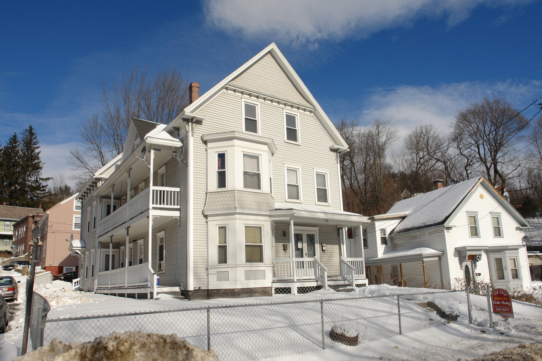 159 River St in Fitchburg, MA - Foto de edificio