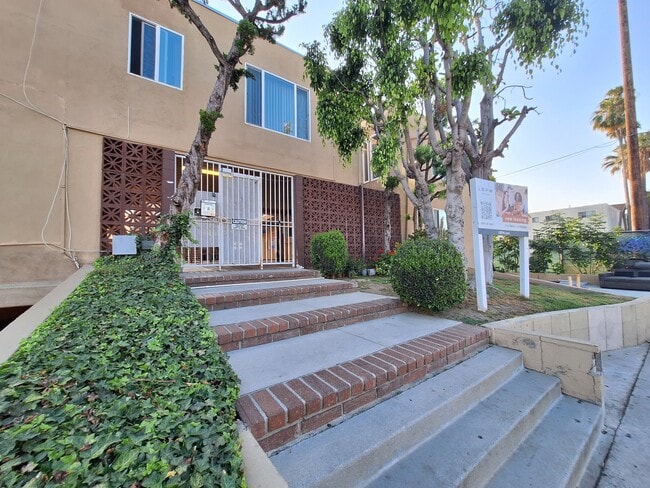 6845 Hazeltine Ave, Unit 12A in Los Angeles, CA - Foto de edificio - Building Photo