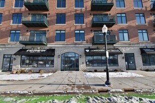 160 S River St in Aurora, IL - Building Photo