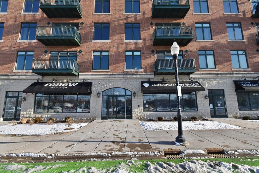 160 S River St in Aurora, IL - Foto de edificio