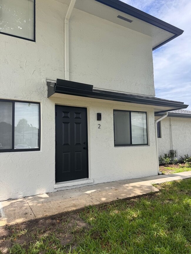 904 E Tiffany Dr in West Palm Beach, FL - Building Photo - Building Photo