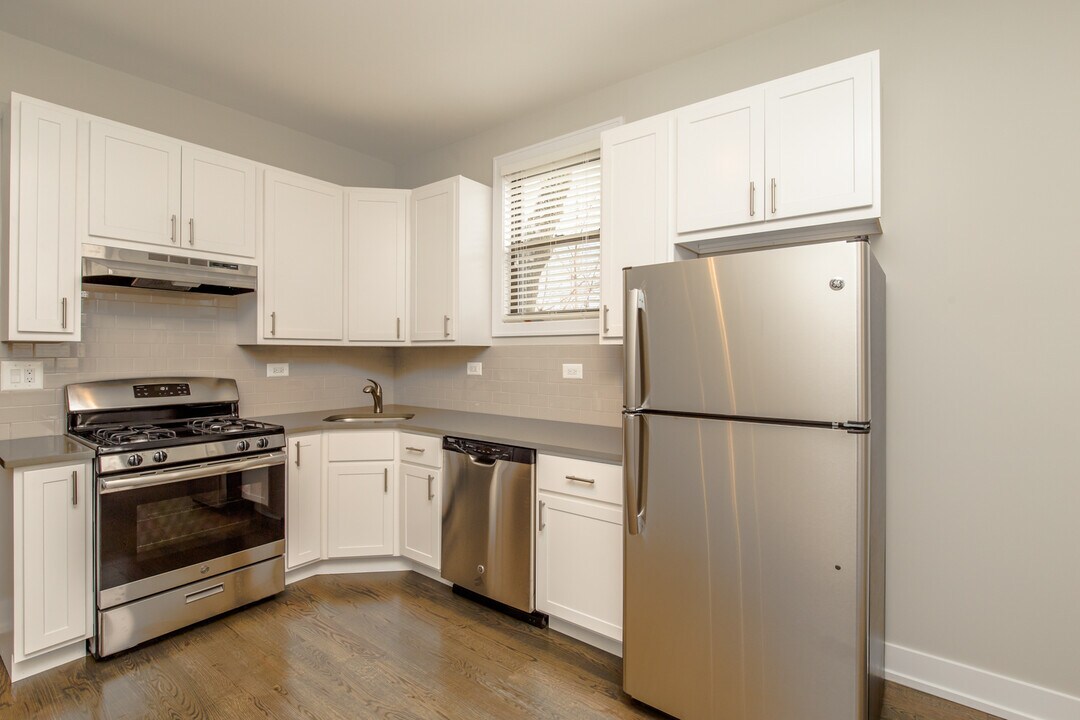 3250 N Lakewood Ave, Unit 1F in Chicago, IL - Building Photo