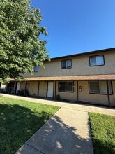 3310 Magnums Way in Redding, CA - Foto de edificio - Building Photo