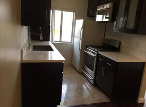 1062 S Corning St, Unit Upper in Los Angeles, CA - Building Photo - Building Photo