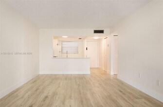 10825 SW 112th Ave in Miami, FL - Foto de edificio - Building Photo