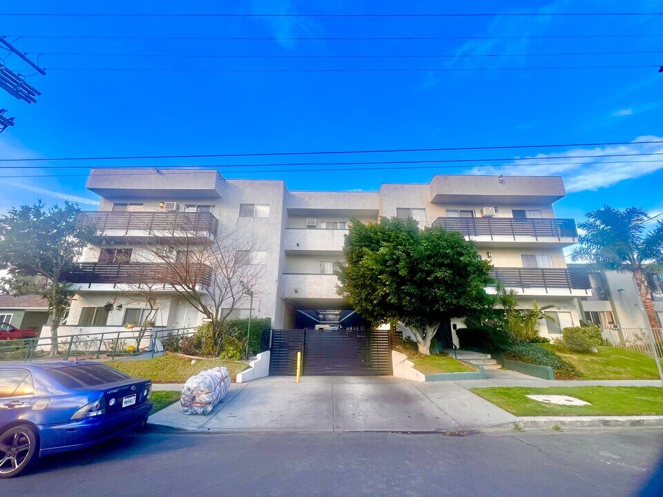 Cleon Villas in North Hollywood, CA - Building Photo
