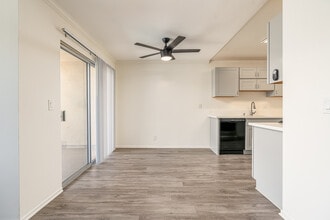 Encino Park West in Encino, CA - Foto de edificio - Interior Photo