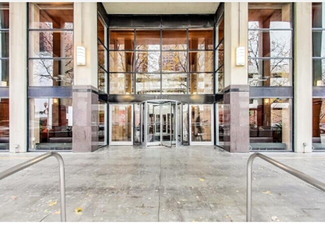 1122 N Clark St, Unit 1403 in Chicago, IL - Building Photo - Building Photo