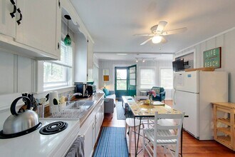 29 Warren Ave in Middletown, RI - Foto de edificio - Building Photo