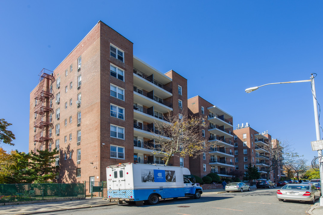 Thornton Place Owners in Forest Hills, NY - Building Photo