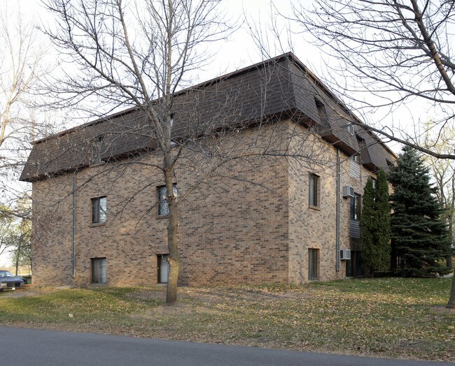 Hillcrest Apartments in Sauk Rapids, MN - Foto de edificio - Building Photo