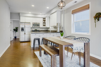 1541 W Roscoe St, Unit 2 in Chicago, IL - Building Photo - Building Photo